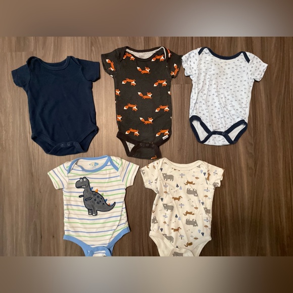 Assorted Baby Bodysuits Set - Navy, Black, White, Cream bundle size 6/9M - Picture 3 of 8